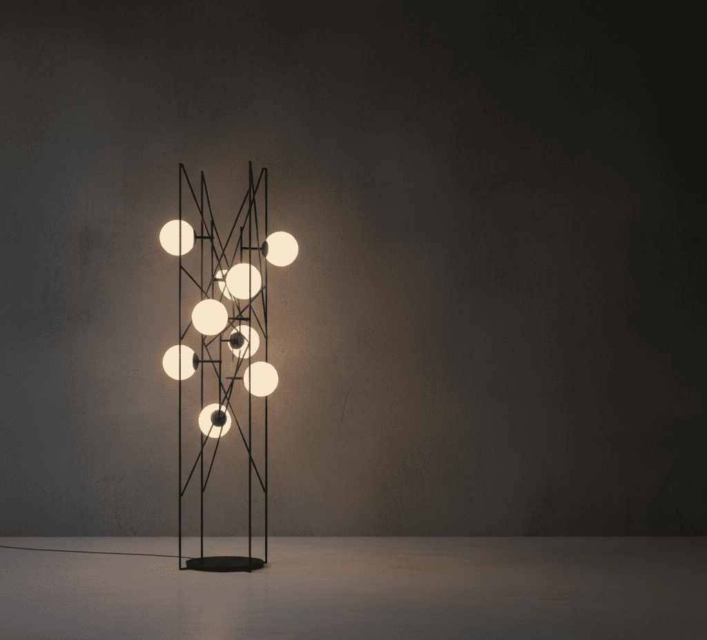 Lampara de estructura de hierro a medida, decoración con herrería. Mueble estantería de hierro y madera. Por Herrero Raíces Málaga | 638240208